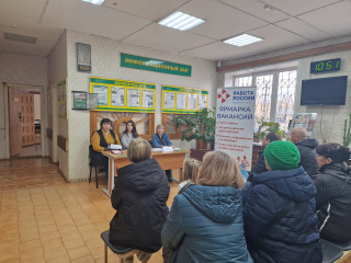 21 октября 2025 года в помещении Отдела СОГКУ «Центр занятости населения Починковского района» в Ельнинском районе прошла «Ярмарка вакансий рабочих мест» с участием ООО «Смоленская универсальная база Облпотребсоюза» и МУП «Водоканал» - фото - 4