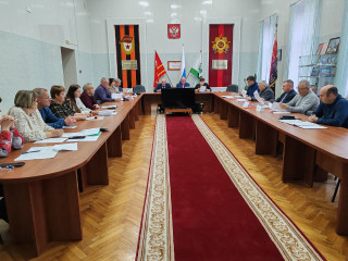 30 октября 2025 года состоялось заседание Ельнинского окружного Совета депутатов. Вел заседание председатель Ельнинского окружного Совета депутатов Левченков Владимир Евгеньевич - фото - 1