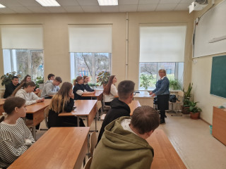 специалистами службы занятости населения в рамках мероприятий, проведен Молодёжный клуб «Мой выбор – первая профессия» с учащимися 10 класс - фото - 1