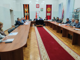 25 декабря 2025 года состоялось заседание Ельнинского окружного Совета депутатов. Вел заседание председатель Ельнинского окружного Совета депутатов Левченков Владимир Евгеньевич - фото - 1