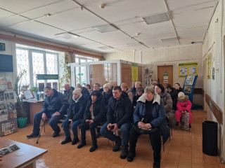 10 февраля 2026 года в Кадровом центре Ельнинского округа прошла ярмарка вакансий с участием работодателей ООО «Починковская швейная фабрика» и Ельнинского лесничества – филиала ОГКУ «Смолупрлес» - фото - 4