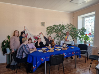 17 февраля 2026 года в Кадровом центре Ельнинского округа состоялось встреча женского клуба «Найти себя» на тему «Широкая масленица» - фото - 4