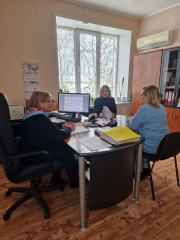 24 февраля 2026 года Кадровый консультант Ельнинского округа Светлана Куликова провела встречу с представителями работодателя МСОГБУ «Ельнинский КЦСОН» - фото - 2