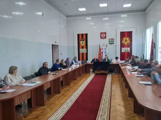 26 февраля 2026 года состоялось заседание Ельнинского окружного Совета депутатов. Вел заседание председатель Ельнинского окружного Совета депутатов Левченков Владимир Евгеньевич - фото - 1