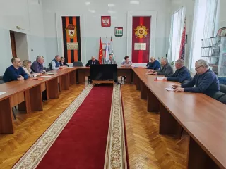 4 марта 2026 года состоялось внеочередное заседание Ельнинского окружного Совета депутатов. Вел заседание председатель Ельнинского окружного Совета депутатов Левченков Владимир Евгеньевич - фото - 1