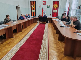 16 апреля 2026 года состоялось внеочередное заседание Ельнинского окружного Совета депутатов. Вел заседание председатель Ельнинского окружного Совета депутатов Левченков Владимир Евгеньевич - фото - 1