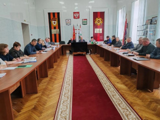 23 апреля 2026 года состоялось заседание Ельнинского окружного Совета депутатов. Вел заседание председатель Ельнинского окружного Совета депутатов Левченков Владимир Евгеньевич - фото - 1