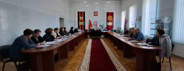 19 мая 2025 года в 15 часов 30 минут по адресу: г. Ельня, ул. Советская, д. 23 (актовый зал Администрации) проведены публичные слушания - фото - 2